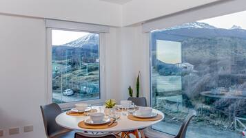 Departamento Deluxe, 1 habitación, baño privado, vista a la montaña | Comedor