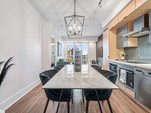 Decoración personalizada, muebles diferentes y escritorio 