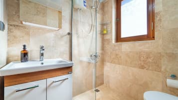 Combined shower/tub, eco-friendly toiletries, hair dryer, slippers