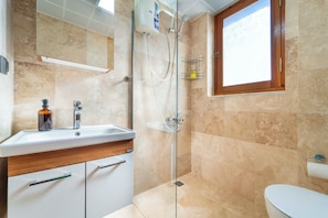 Combined shower/tub, eco-friendly toiletries, hair dryer, slippers - ISTLADA TAS EV APART (Demre)