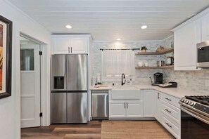 ثلاجة، ميكروويف، فرن، موقد طهي مسطح