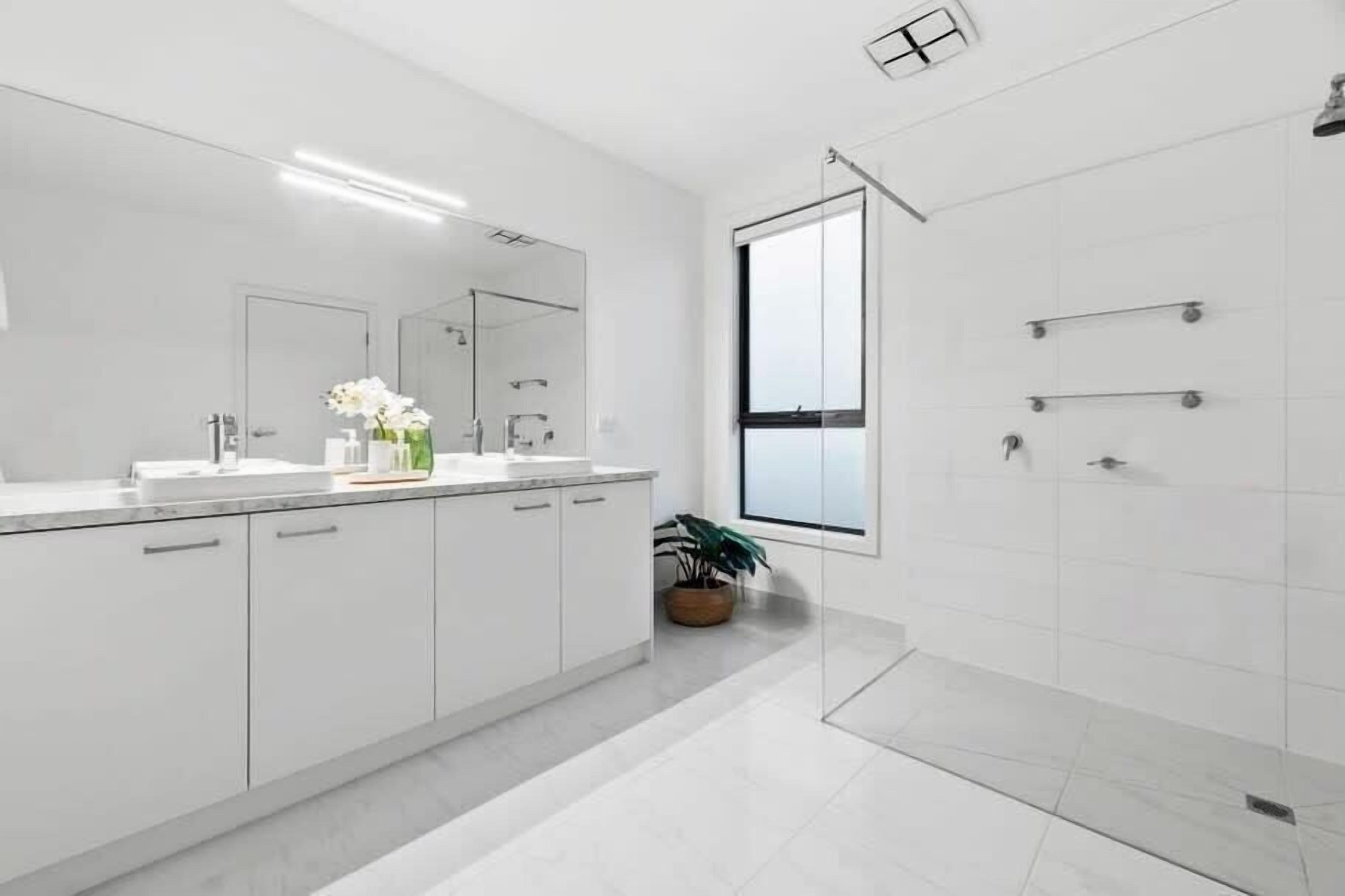 Bathtub, hair dryer, towels, shampoo