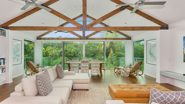Living area - Stunning Beachfront On She-oak (Casuarina)
