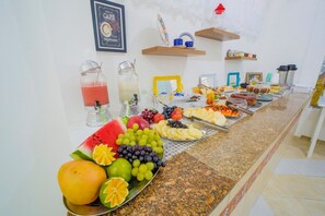 A buffet with various fruits, juices, and pastries. - POUSADA SOLANAS DE PORTO (Ipojuca)