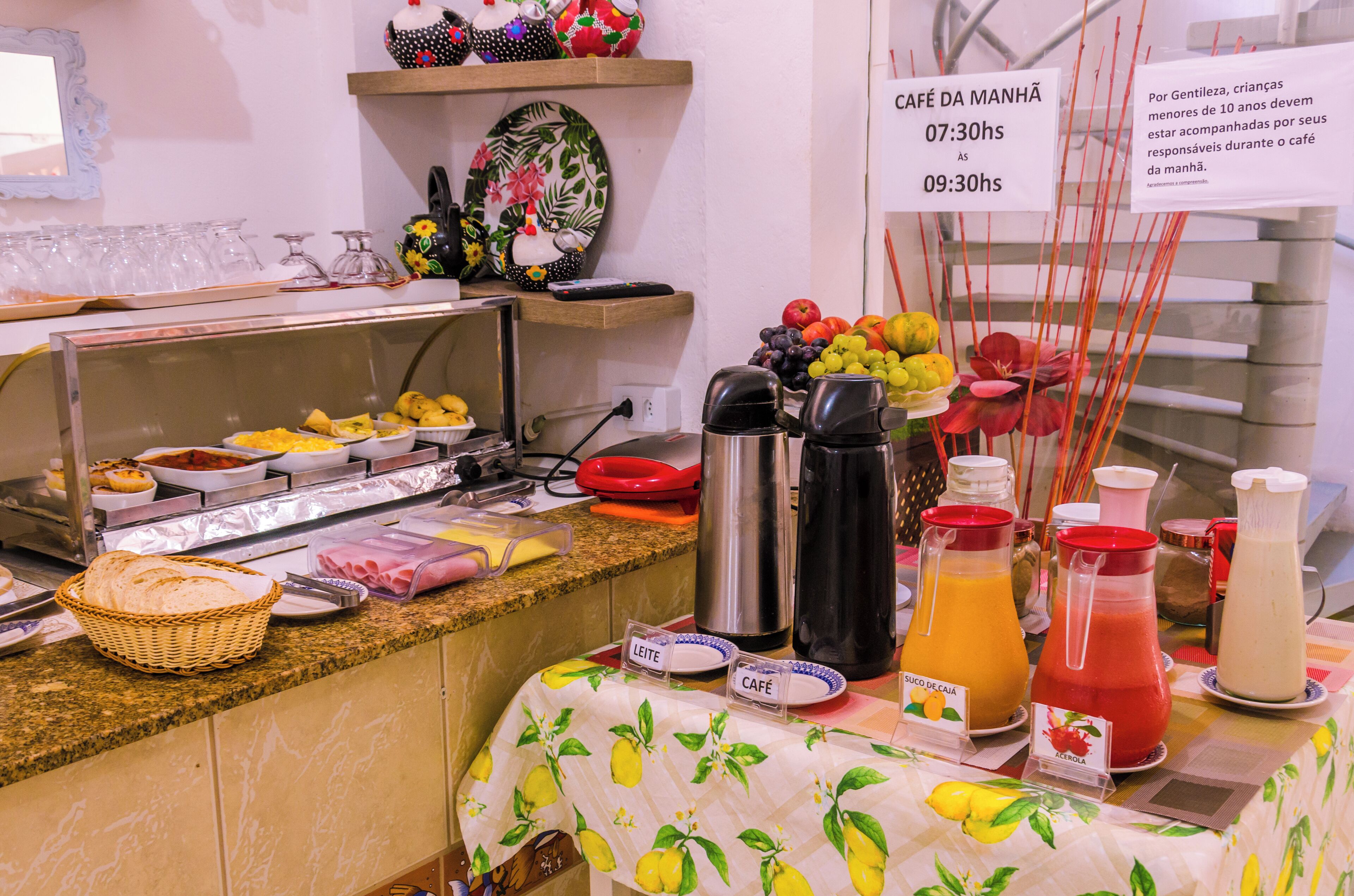 Un buffet de petit-déjeuner proposant une variété d’aliments et de boissons, notamment un coin café et un bar à jus.