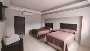 Edredón, espacio para trabajar con laptop, wifi gratis y ropa de cama