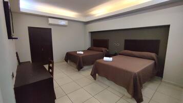 Habitación cuádruple básica | Edredón, espacio para trabajar con laptop, wifi gratis y ropa de cama