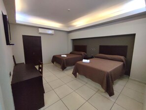 基本四人房 | 羽絨被、筆電工作空間、免費無線上網、床單