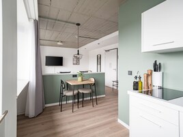 Suite with river view | Cocina privada | Frigorífico, placa de cocina y máquina de café espresso