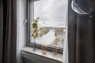 Economy suite with river view | Vistas desde la habitación