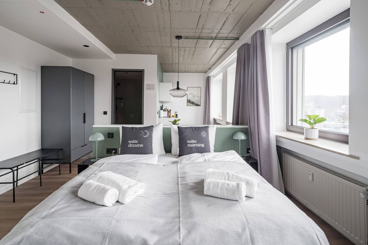 Suite with river view | Con stile personalizzato, con arredamento individuale, postazione laptop