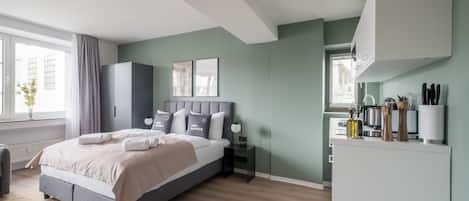 Driepersoonskamer | Individueel gedecoreerd, individueel gemeubileerd, een laptopwerkplek