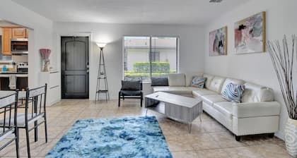 Spacious 1 bedroom, East Delray parking, W/D, BBQ