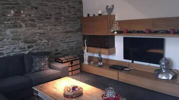 Smart-tv, een open haard, een videogameconsole en een dvd-speler