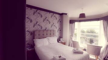 Tabla de planchar con plancha, wifi gratis y ropa de cama