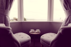 Tabla de planchar con plancha, wifi gratis y ropa de cama 