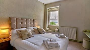 Tabla de planchar con plancha, wifi gratis y ropa de cama