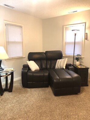 Smart TV - Quiet Blue Bungalow (South Hutchinson)