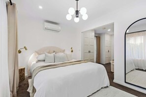 6 bedrooms, iron/ironing board, WiFi, bed sheets