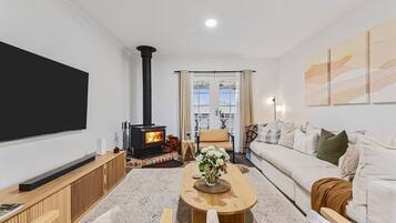 Una televisión, una chimenea, un futbolín, libros