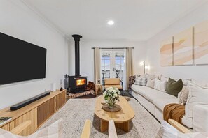 Televisio, takka, pöytäjalkapallopöytä, kirjoja