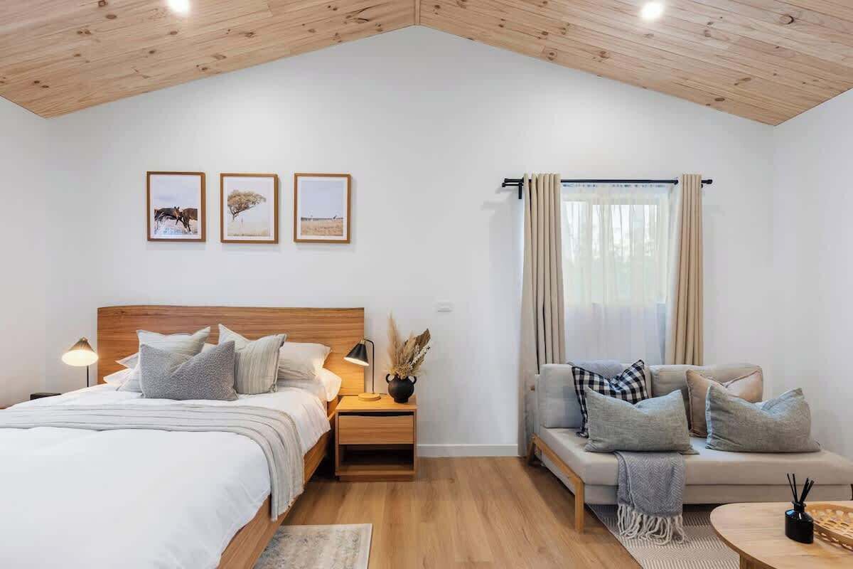 6 bedrooms, iron/ironing board, WiFi, bed sheets