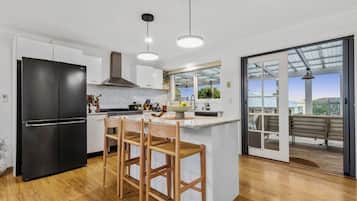 Frigorífico, microondas, horno y placa de cocina