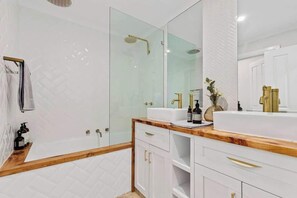 Baignoire, sèche-cheveux, serviettes fournies
