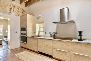 Réfrigérateur, four à micro-ondes, un four, surface de cuisson