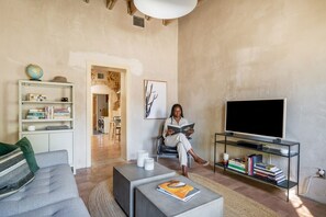 Smart TV - Downtown Rustic Adobe - Newly Renovated Historic Property - KING Bed & Parking (Tucson)