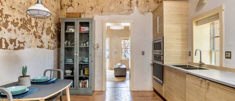 Kühlschrank, Mikrowelle, Ofen, Herdplatte