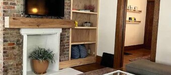 Quaint Pet Friendly 2 Bed Apartment Downtown