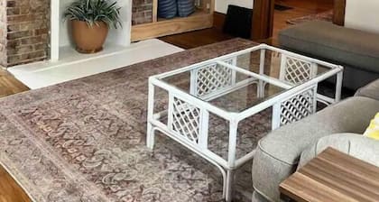 Quaint Pet Friendly 2 Bed Apartment Downtown