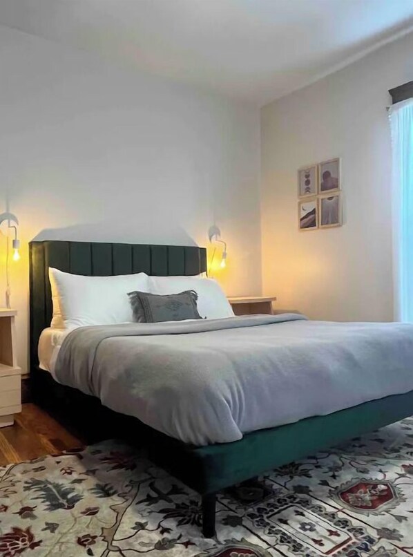 2 chambres, bureau, fer et planche à repasser, lit de bébé portatif