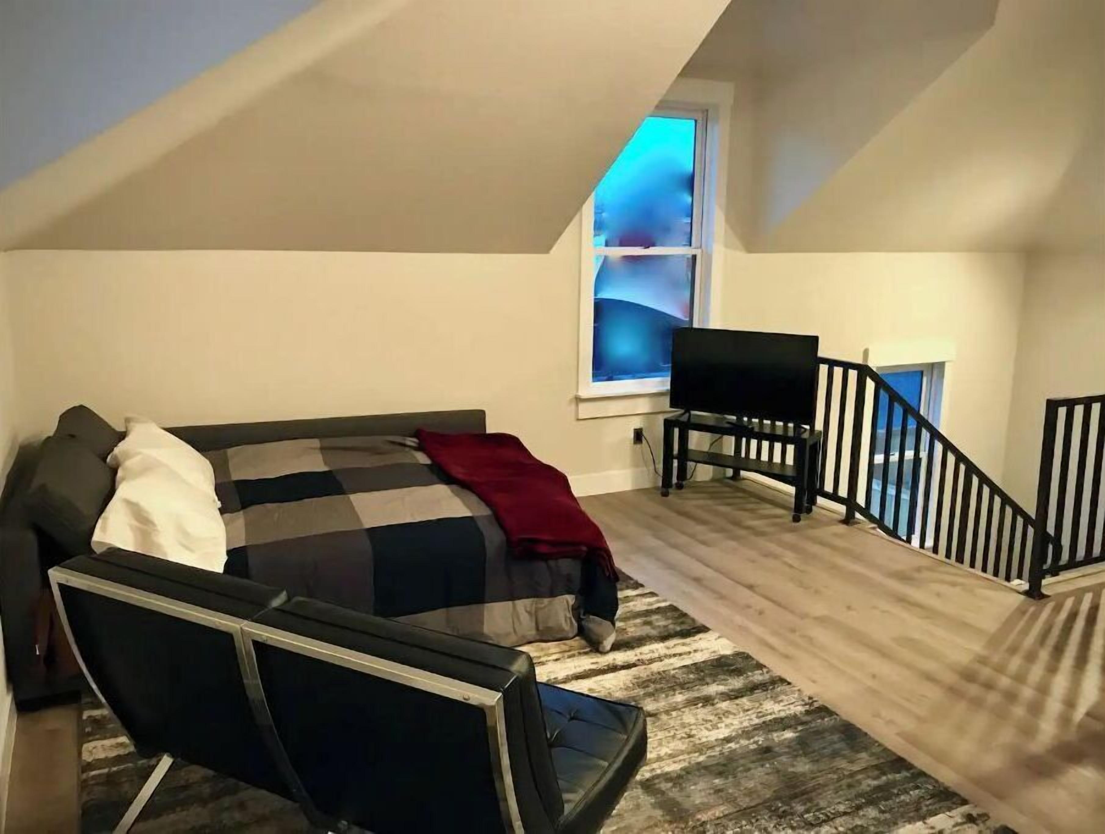 2 bedrooms, desk, travel crib, free WiFi