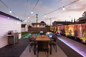 Outdoor dining - HEART OF SD! Luxury Villa w Hot Tub, Fireplace and Oversized Fully Lit Backyard (San Diego)