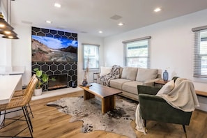 Smart TV, fireplace, stereo - HEART OF SD! Luxury Villa w Hot Tub, Fireplace and Oversized Fully Lit Backyard (San Diego)