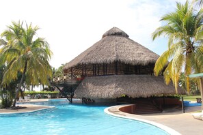 3 outdoor pools, sun loungers