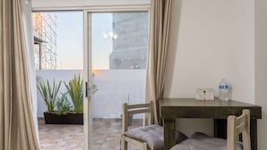 Loft panorâmico | Cofres nos quartos, escrivaninha, cortinas blackout