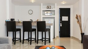 Suíte conforto, 1 quarto | Cozinha privada | Cafeteira/chaleira, chaleira elétrica