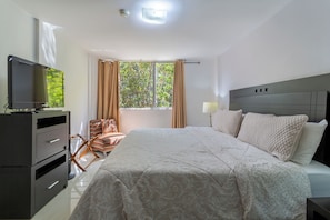 Suite Confort, 1 habitación | Caja de seguridad en la habitación, escritorio y cortinas blackout 