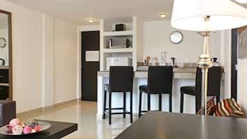 Comfort Suite, 1 Bedroom | Private kitchen | Coffee/tea maker, electric kettle, cookware/dishes/utensils