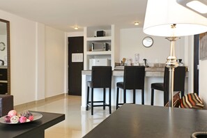 Suite Confort, 1 habitación | Cocina privada | Cafetera y tetera, tetera eléctrica y utensilios de cocina 