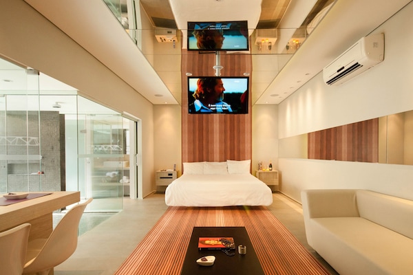 Deluxe Room | Minibar, blackout drapes, free WiFi, bed sheets