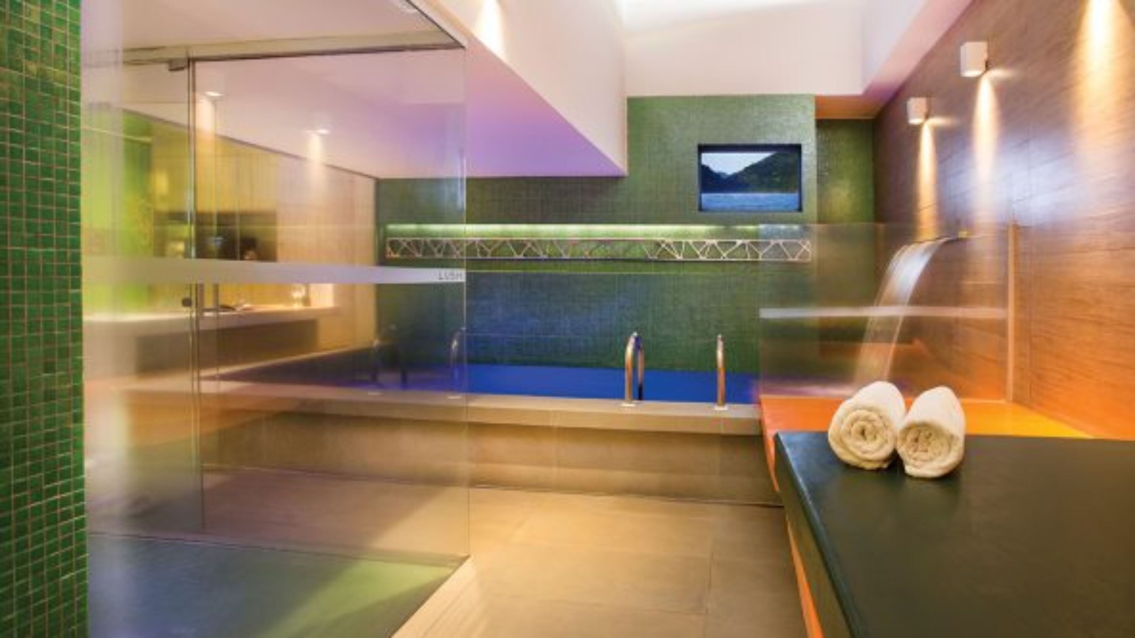 Quarto luxo | Banheiro | Chuveiro, chinelos, toalhas de banho 