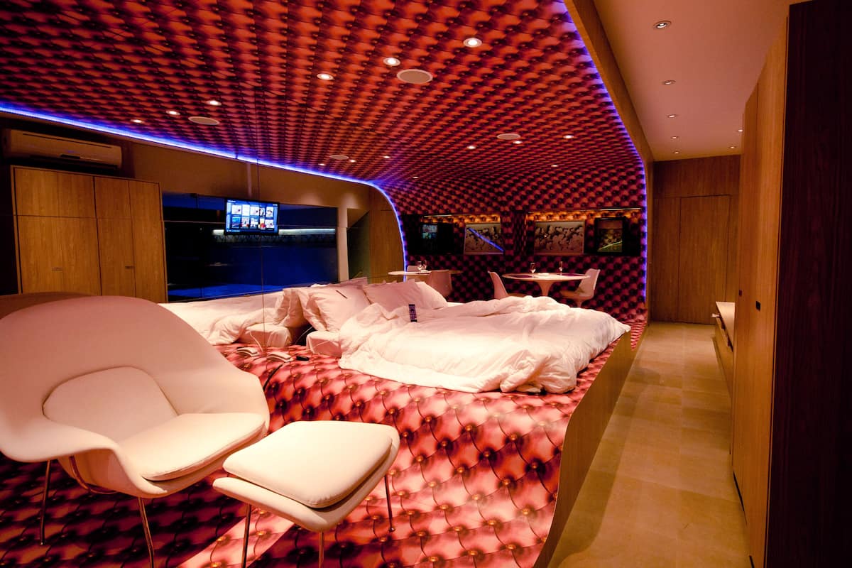 Minibar, cortinas blackout, wifi gratis y ropa de cama