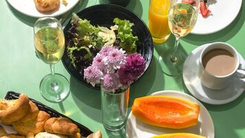 Petit déjeuner complet compris tous les jours