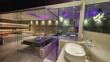 Quarto luxo | Frigobar, cortinas blackout, Wi-Fi de cortesia, roupa de cama