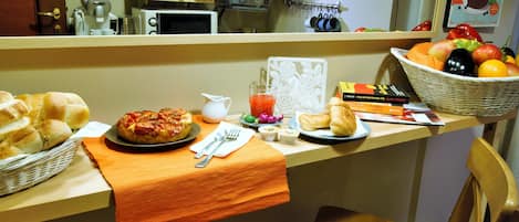 Daily to-go breakfast (EUR 3.5 per person)
