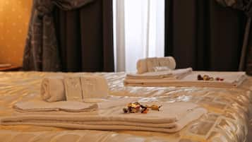 Bộ đồ giường cao cấp, chăn bông, két bảo mật tại phòng, bàn